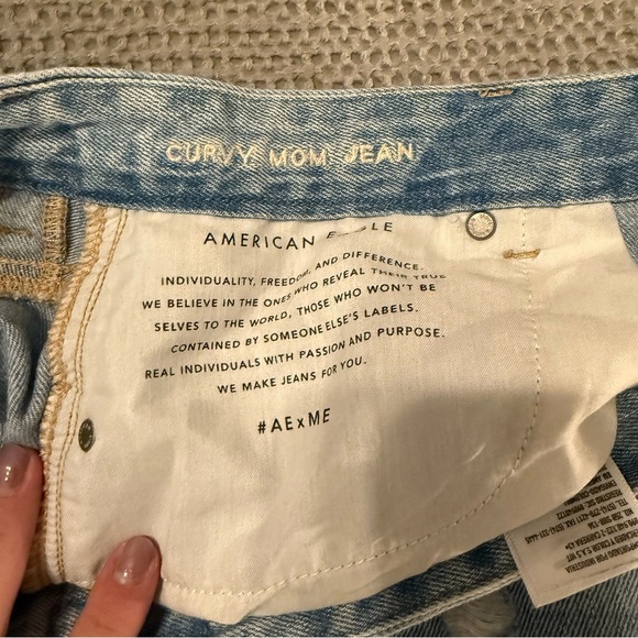 American Eagle Curvy Mom Jean- 8/29- Light Wash - Picture 4 of 4